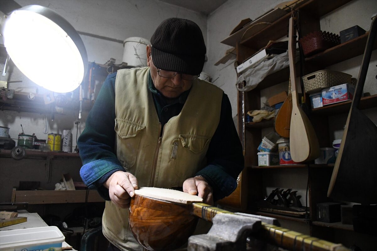 - Düzce'de lise yıllarında bağlama çalmayı, öğretmenlik döneminde ise üretimini