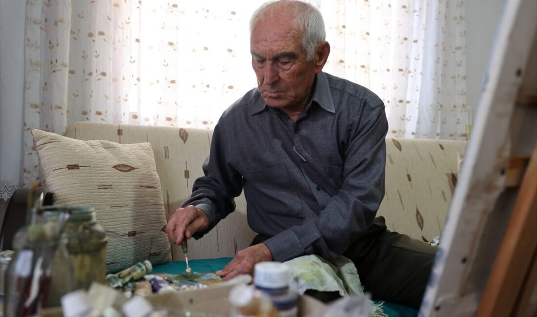 - Avanos'ta bir odasını atölyeye dönüştürdüğü evinde resim yapmayı sürdüren