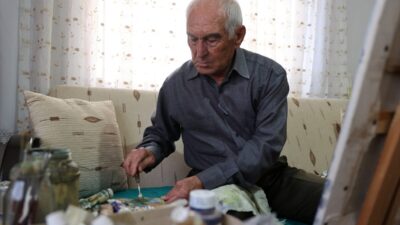 - Avanos'ta bir odasını atölyeye dönüştürdüğü evinde resim yapmayı sürdüren