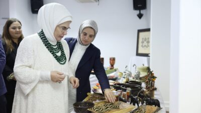 - Müzik grubunun akapella gösterisini dinleyen Emine Erdoğan, Ulusal Miras