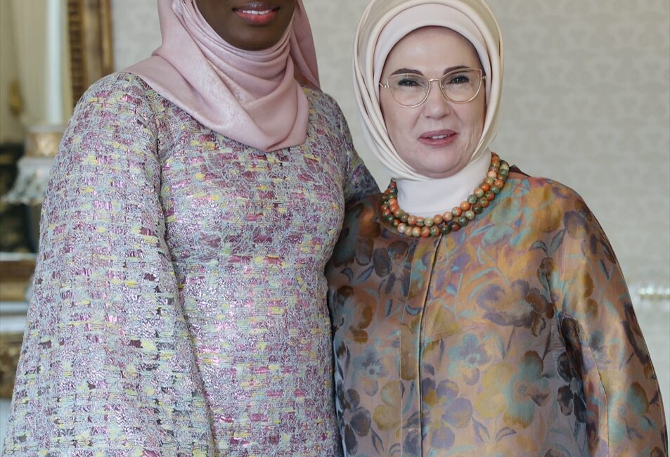 - "Senegal Devlet Başkanı'nın değerli eşi Marie Khone Faye Hanımefendi'yi