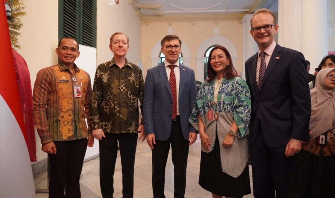 - Türkiye'nin Cakarta Büyükelçisi Prof. Dr. Talip Küçükcan:
- "Türkler ve