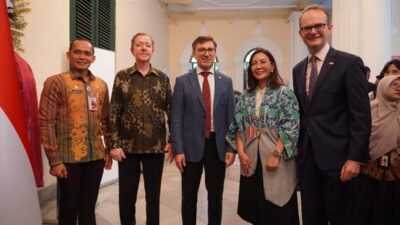 - Türkiye'nin Cakarta Büyükelçisi Prof. Dr. Talip Küçükcan:
- "Türkler ve