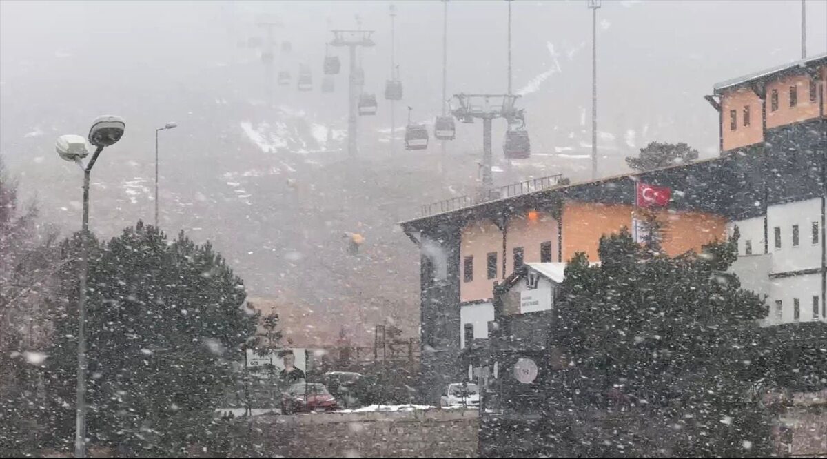 KAYSERİ (AA) – Türkiye'nin önemli kayak merkezlerinden Erciyes Dağı'nda kar