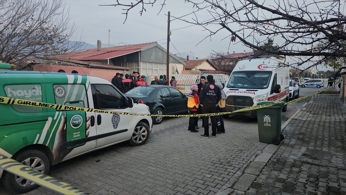 ERZİNCAN (AA) – Erzincan'da baba ile oğlu silahla vurulmuş halde