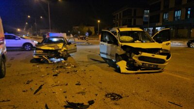 ERZİNCAN (AA) – Erzincan'da hafif ticari araç ile otomobilin çarpışması