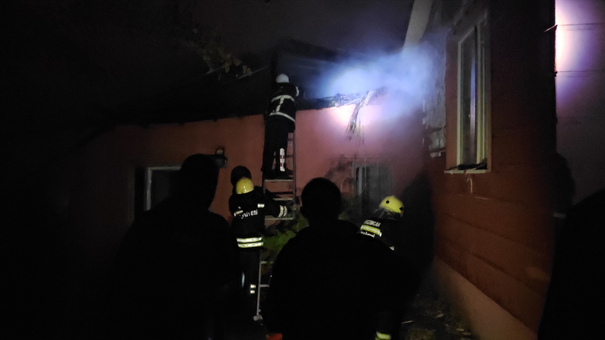 ERZİNCAN (AA) – Erzincan'da müstakil evde çıkan yangında mahsur kalan