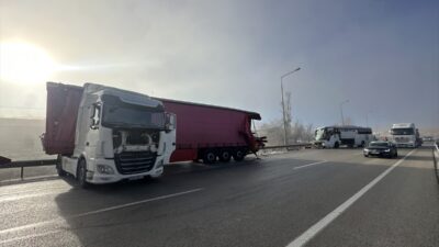 ERZURUM (AA) – Erzurum'da yolcu otobüsüyle tırın çarpışması sonucu 11