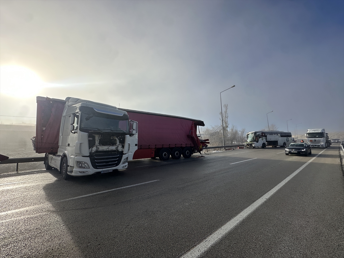 ERZURUM (AA) – Erzurum'da yolcu otobüsüyle tırın çarpışması sonucu 11