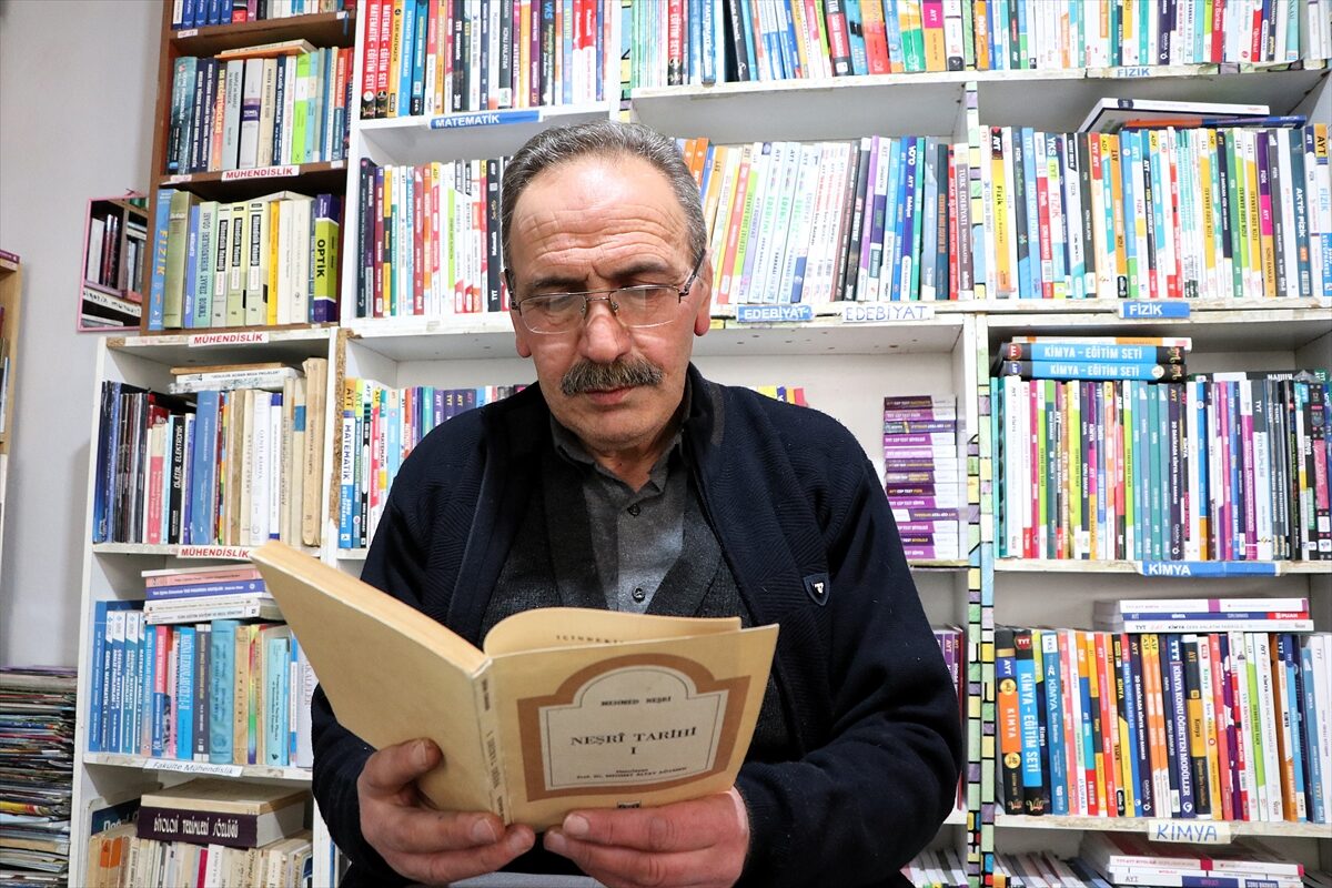 - Eski kitaplarla 1995'ten bu yana hayatını geçiren Nizamettin Korucu'nun