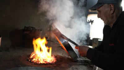- Erzurum'da 61 yıldır körükle harladığı ateşte yıpranan bakır kapları