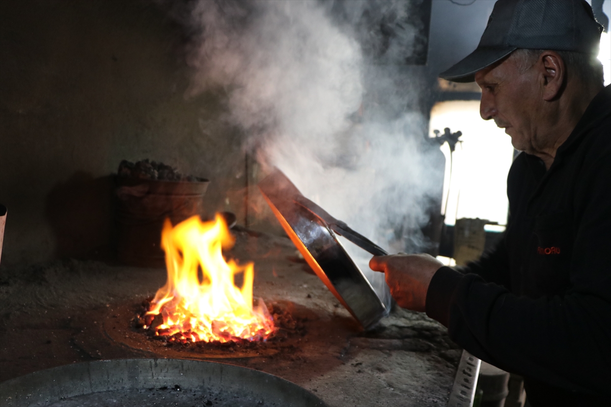 - Erzurum'da 61 yıldır körükle harladığı ateşte yıpranan bakır kapları