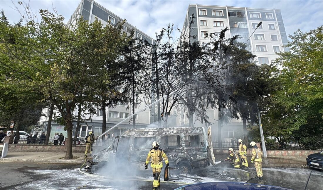 İSTANBUL (AA) – Esenyurt'ta park halindeyken yanan servis minibüsü, kullanılamaz