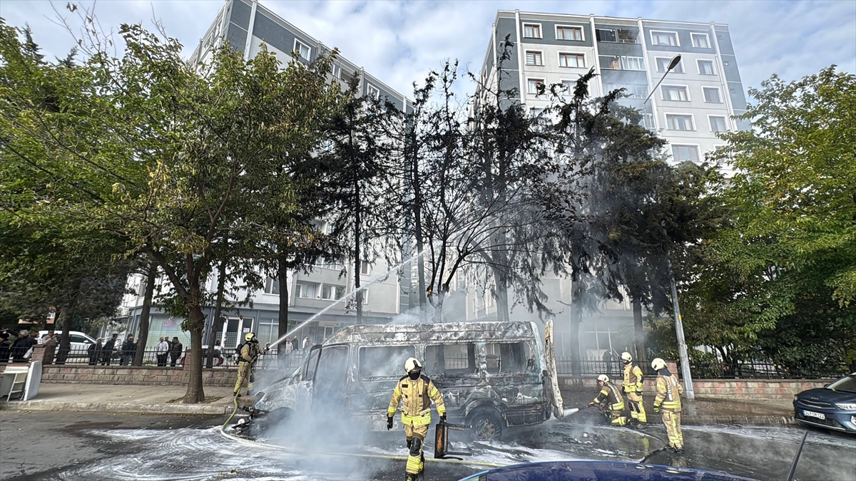 İSTANBUL (AA) – Esenyurt'ta park halindeyken yanan servis minibüsü, kullanılamaz