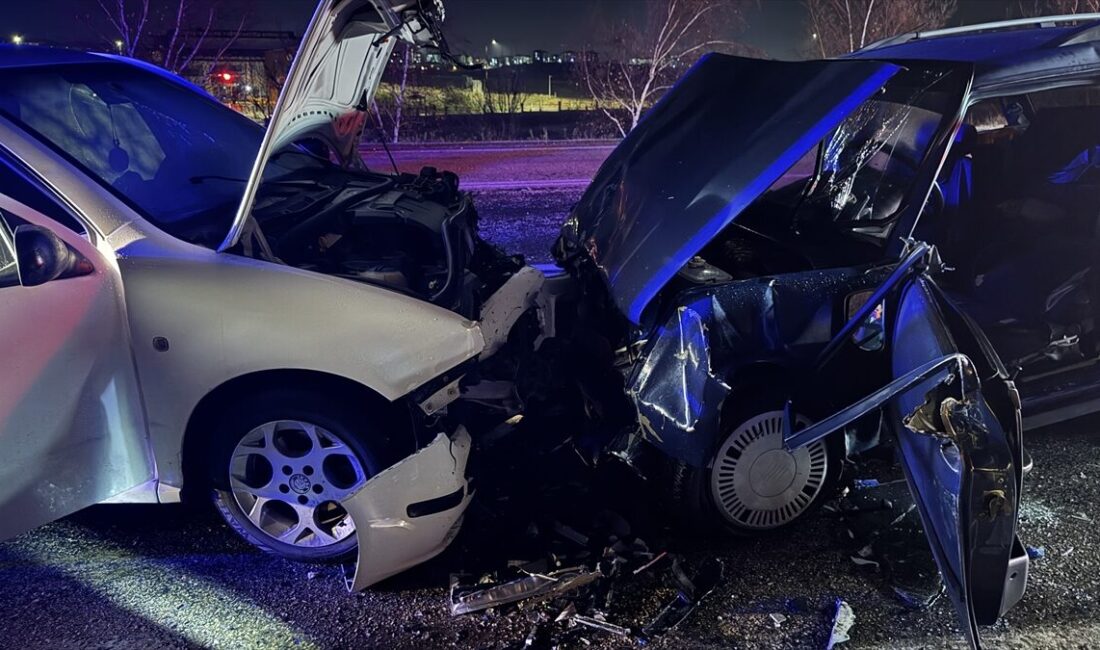 ESKİŞEHİR (AA) – Eskişehir'in Odunpazarı ilçesinde 2 otomobilin karıştığı kazada