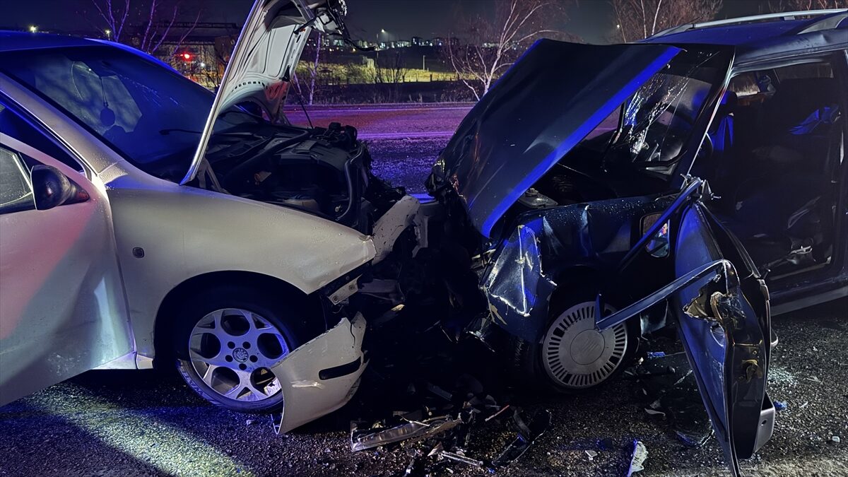 ESKİŞEHİR (AA) – Eskişehir'in Odunpazarı ilçesinde 2 otomobilin karıştığı kazada