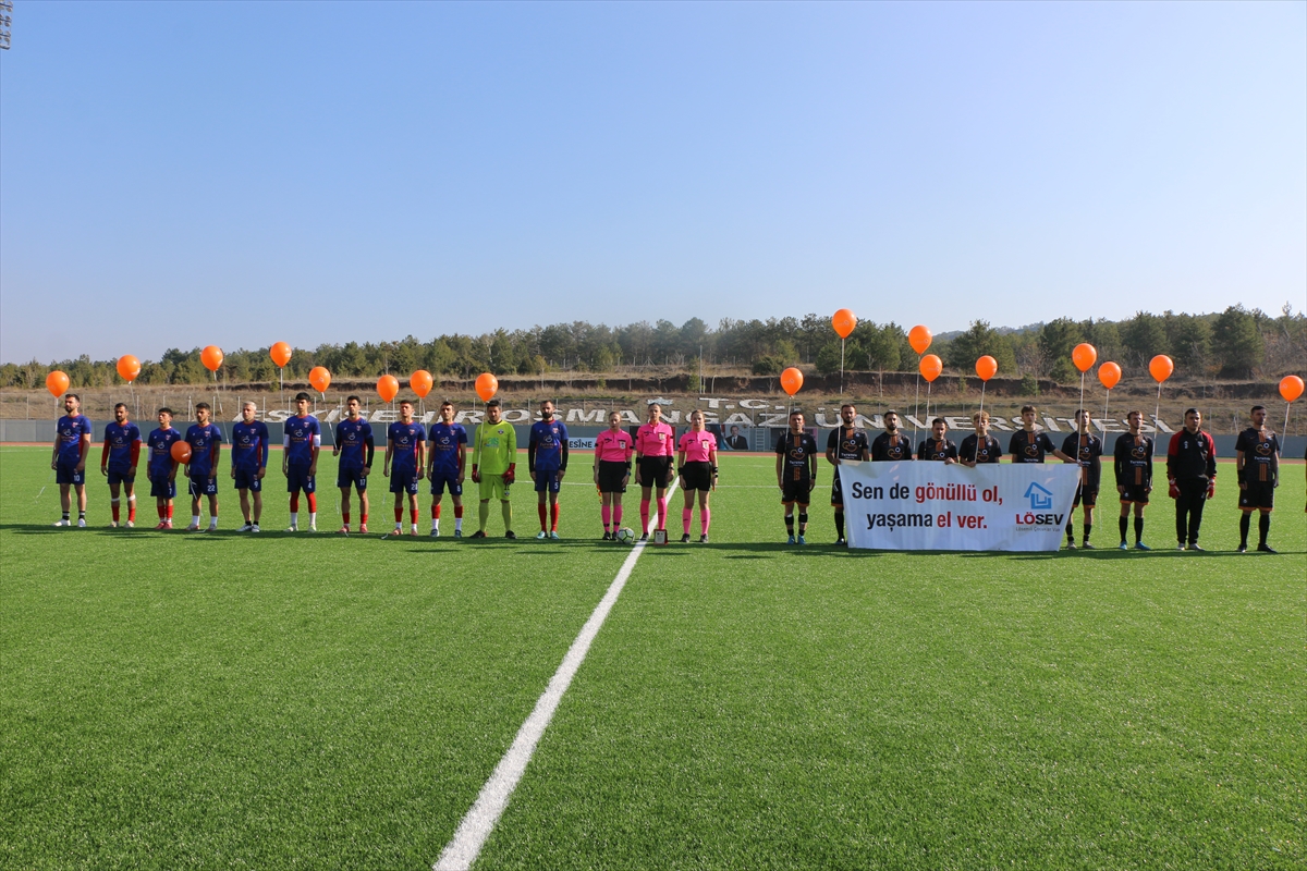 - Karşılaşma öncesinde futbolcular, ellerindeki turuncu renkli balonları gökyüzüne bıraktı