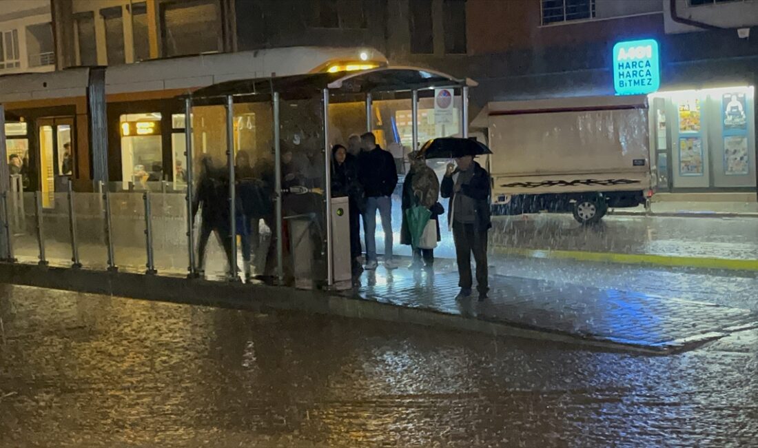 ESKİŞEHİR (AA) – Eskişehir'de sağanak hayatı olumsuz etkiledi. Kent merkezinde