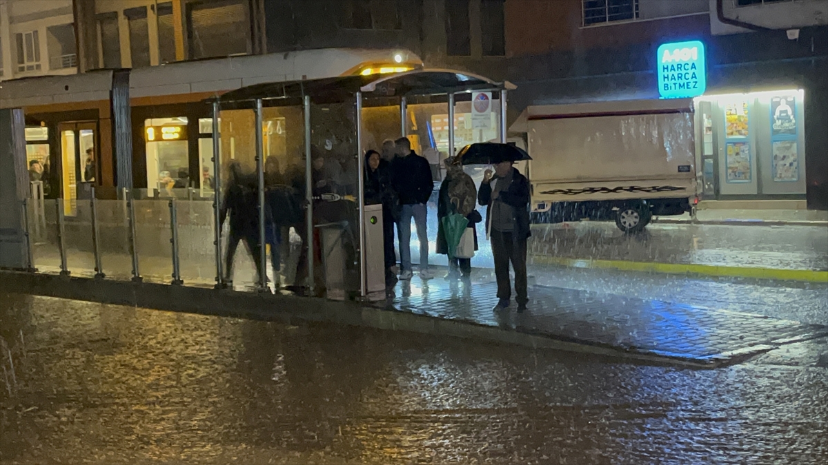 ESKİŞEHİR (AA) – Eskişehir'de sağanak hayatı olumsuz etkiledi. Kent merkezinde