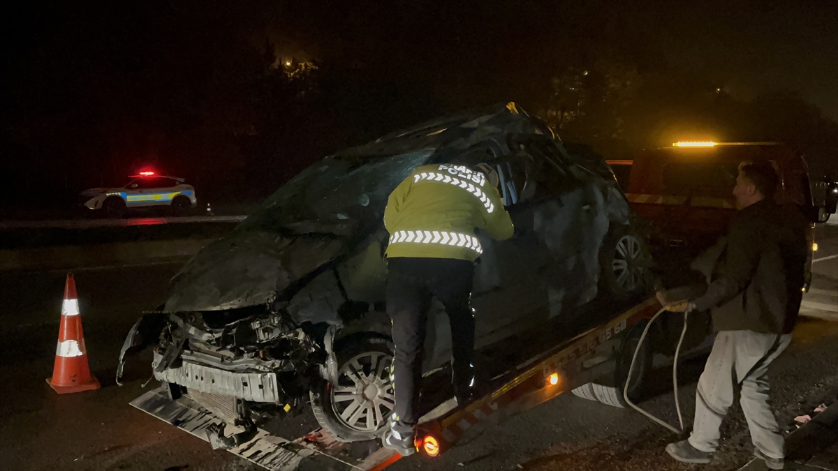 ESKİŞEHİR (AA) – Eskişehir'de aydınlatma direğine çarpıp takla atan otomobilin