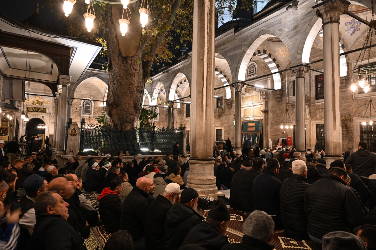 İSTANBUL (AA) – Eyüpsultan Camisi'nde Gazze’deki saldırılarda hayatını kaybedenler için