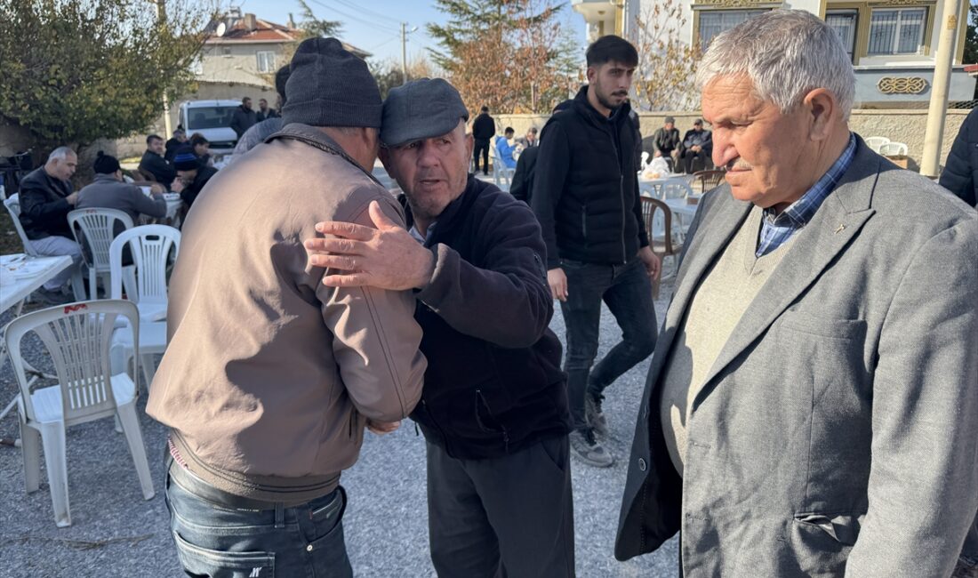 - Afyonkarahisar'ın Bolvadin ilçesinde taziyeleri kabul eden, kızı ve torunlarının