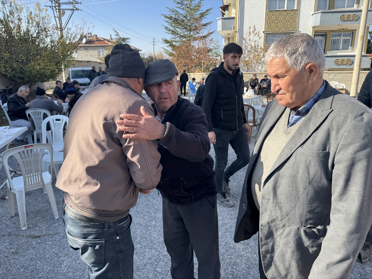 - Afyonkarahisar'ın Bolvadin ilçesinde taziyeleri kabul eden, kızı ve torunlarının