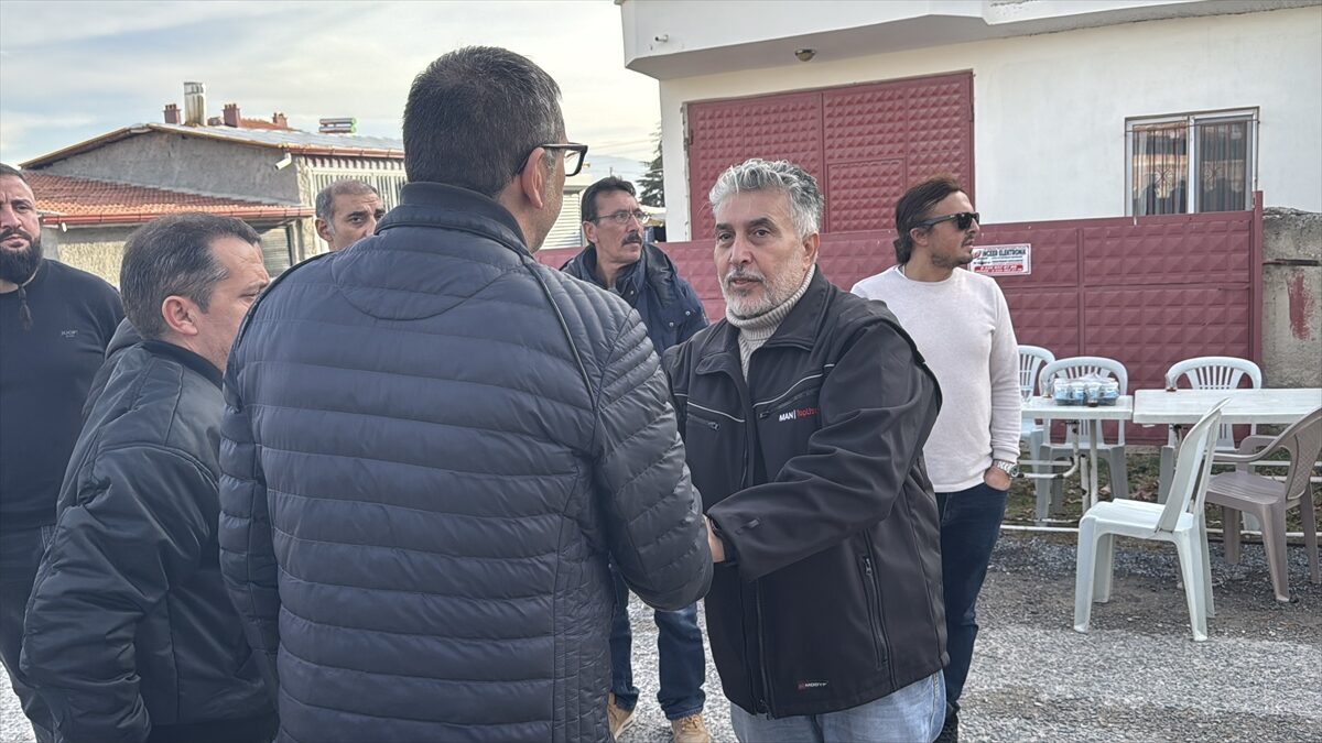 - Afyonkarahisar'da taziyeleri kabul eden Yılmaz Böcek:
- "Vatanını çok seviyordu.