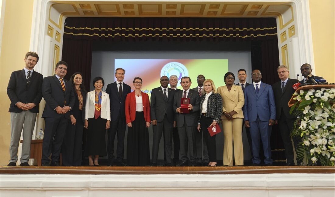 - Dursun Özbek:
- "Bu ödüle layık görüldüğüm için minnettarım. Benim