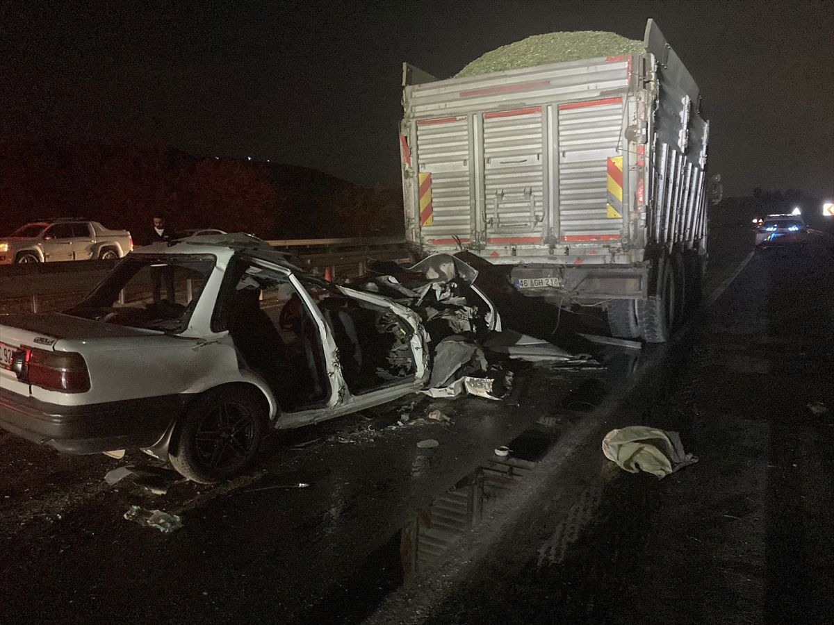 GAZİANTEP (AA) – Gaziantep'te kamyon ile otomobilin çarpışması sonucu aynı