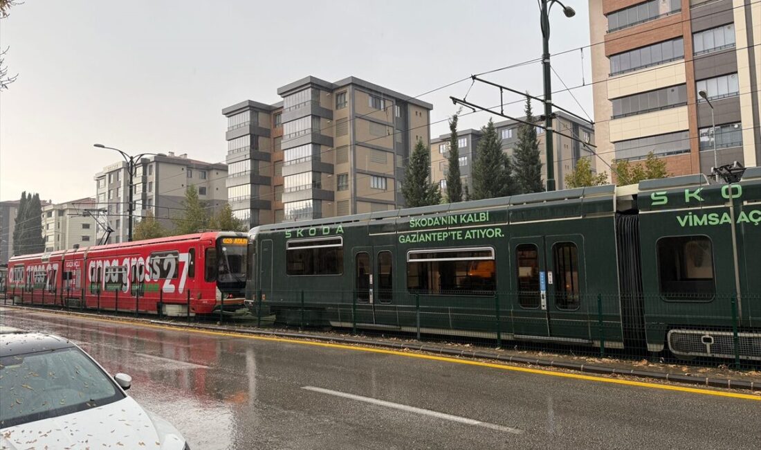 GAZİANTEP (AA) – Gaziantep'te tramvaya yıldırım isabet etti. Kentte sabah