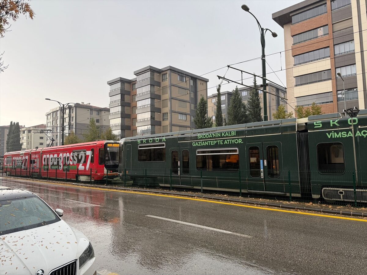 GAZİANTEP (AA) – Gaziantep'te tramvaya yıldırım isabet etti. Kentte sabah