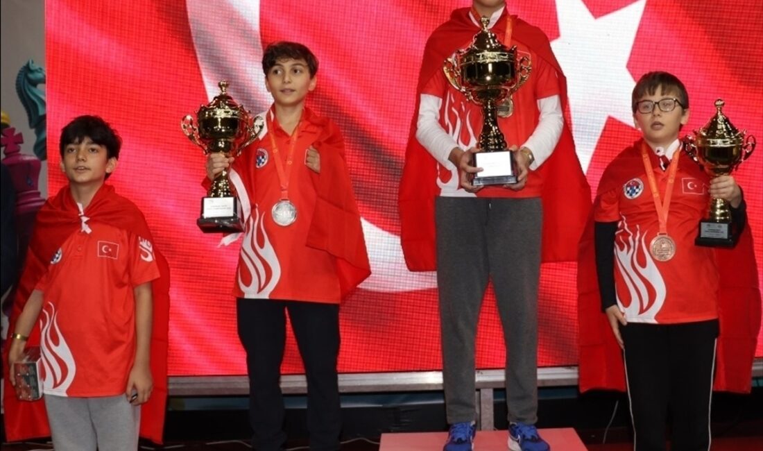 - Eren Elçi'nin altın madalya aldığı 12 yaş genel kategorisinin