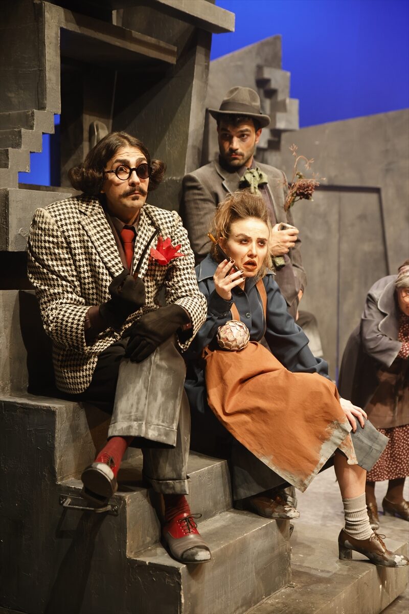 İSTANBUL (AA) – İstanbul Devlet Tiyatrosu tarafından sahnelenen "Gergedanlar" oyunu