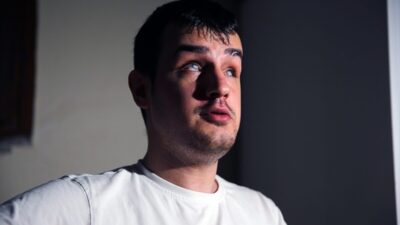 - Adana'da çocukluk yıllarında müziğe ilgi duyan ve gitar çalmayı