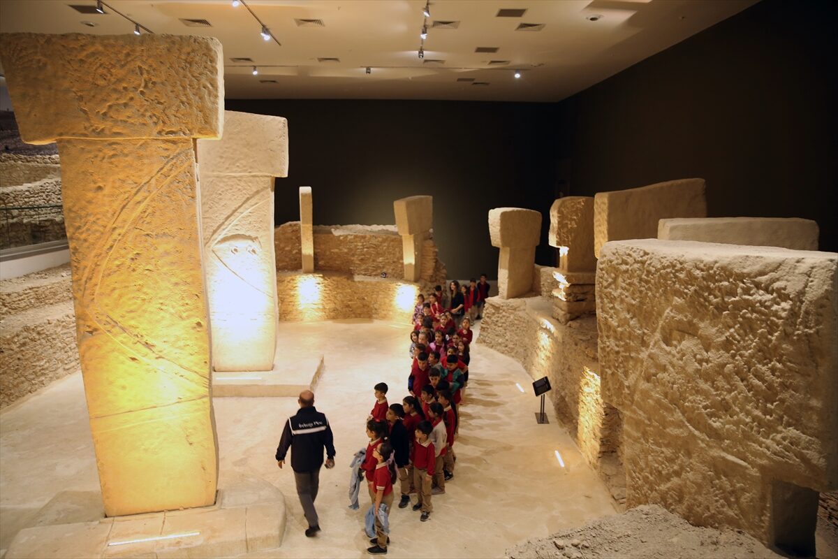 - İnsanlığın ilk çağlarından günümüze uzanan serüvenini eserler aracılığıyla kronolojik