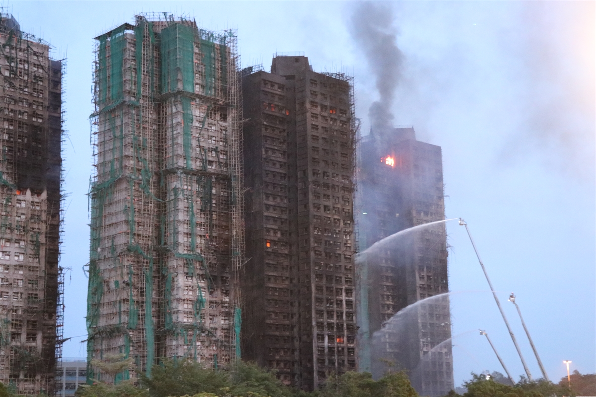 - Yaklaşık 4 bin kişinin yaşadığı tahmin edilen sitede alevlerin