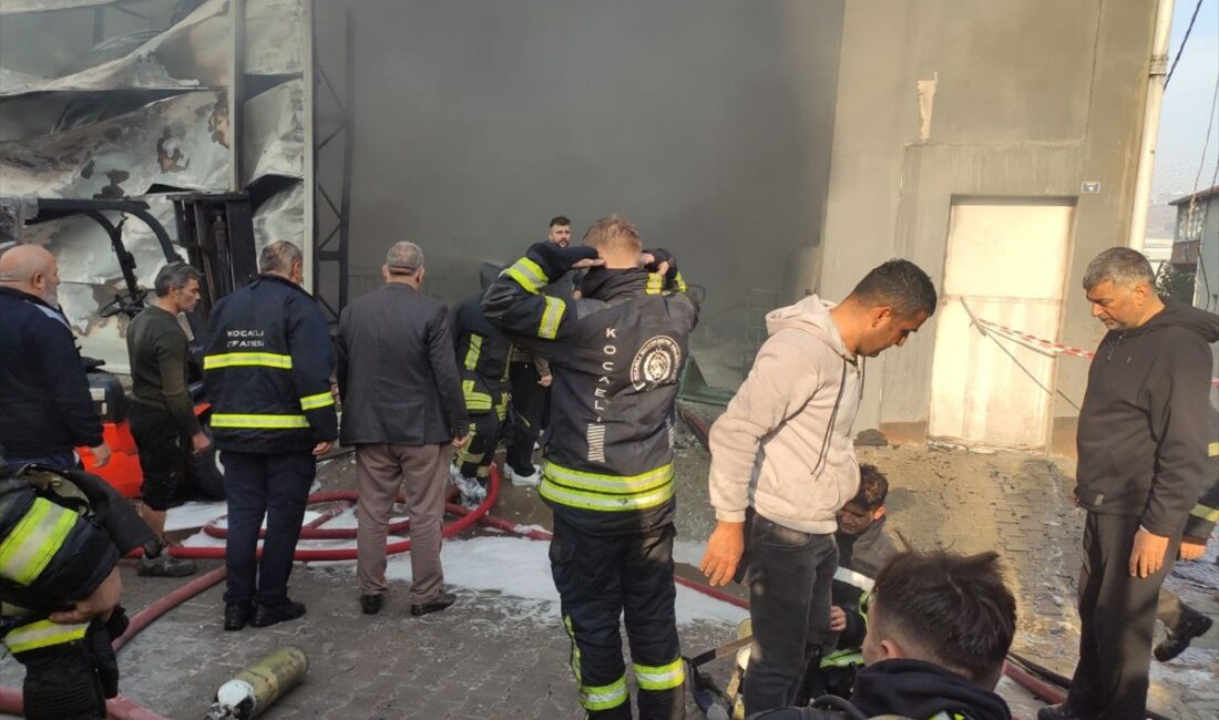 KOCAELİ (AA) – Kocaeli’nin Dilovası ilçesinde parfüm deposunda çıkan yangında