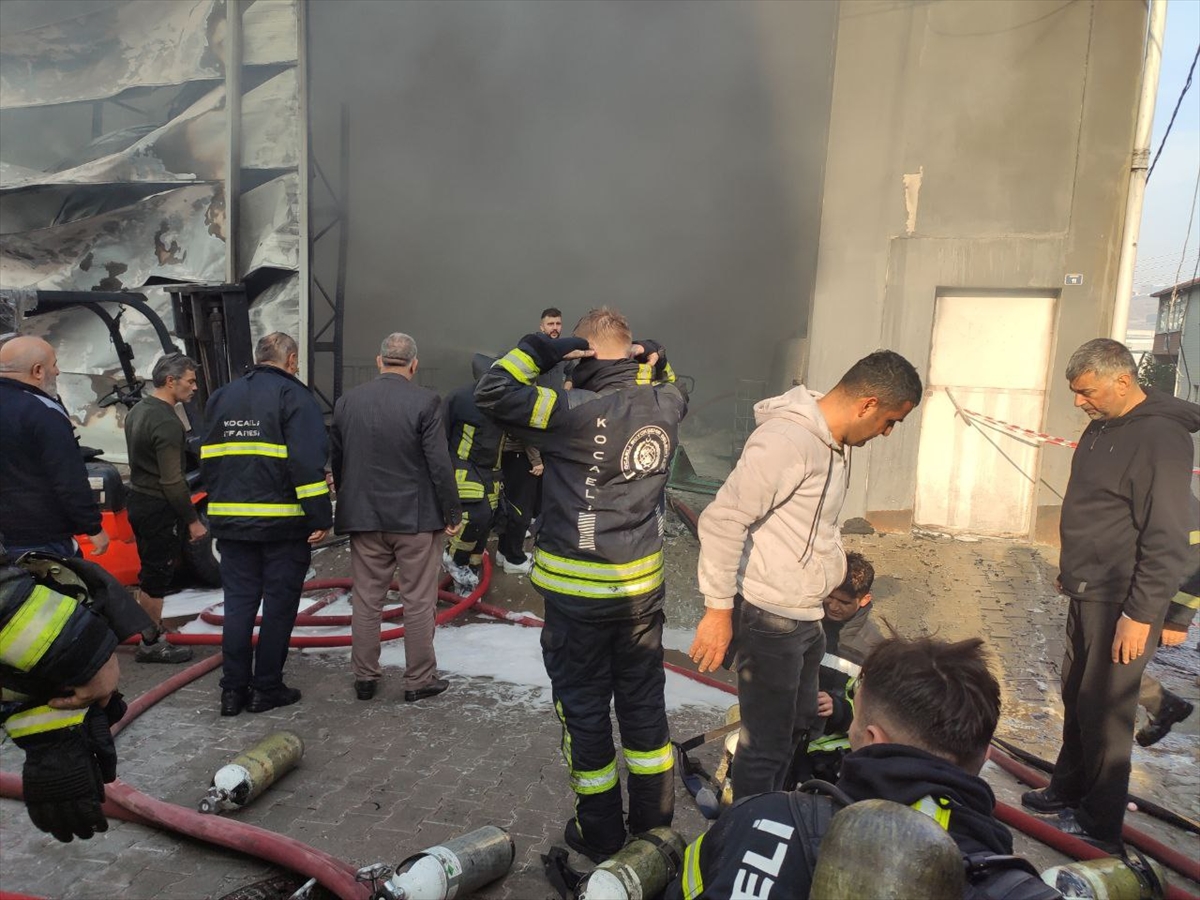 KOCAELİ (AA) – Kocaeli’nin Dilovası ilçesinde parfüm deposunda çıkan yangında
