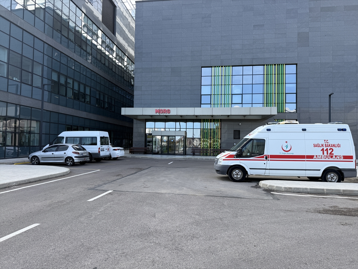 - Banyo kapısında çarşafla asılı bulunan Özer'in cenazesi, otopsi işlemleri