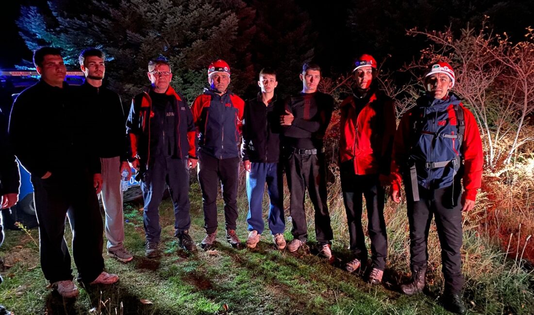 BURSA (AA) – Bursa Uludağ’da ormanda kaybolan 4 genç, ekiplerin