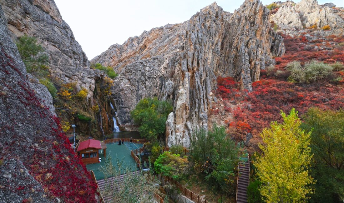 MALATYA (AA) – Malatya'nın Darende ilçesindeki Günpınar Şelalesi'nde sonbahar renkleri