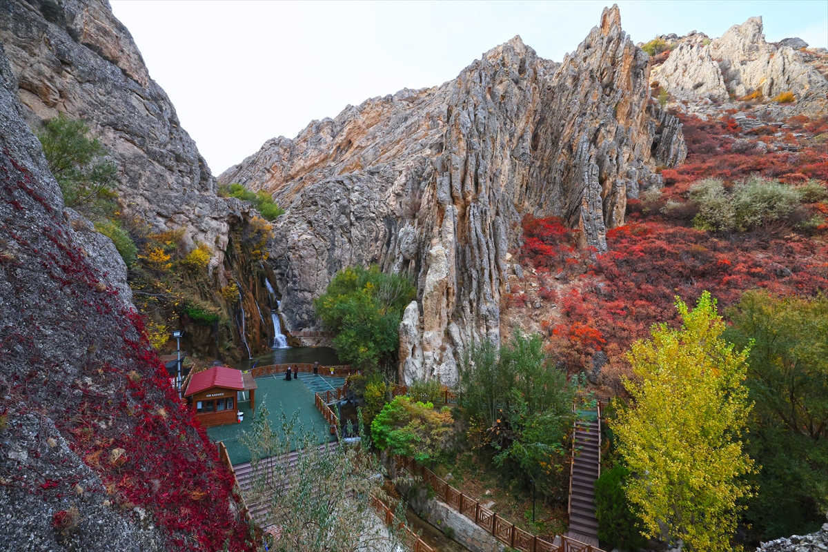 MALATYA (AA) – Malatya'nın Darende ilçesindeki Günpınar Şelalesi'nde sonbahar renkleri