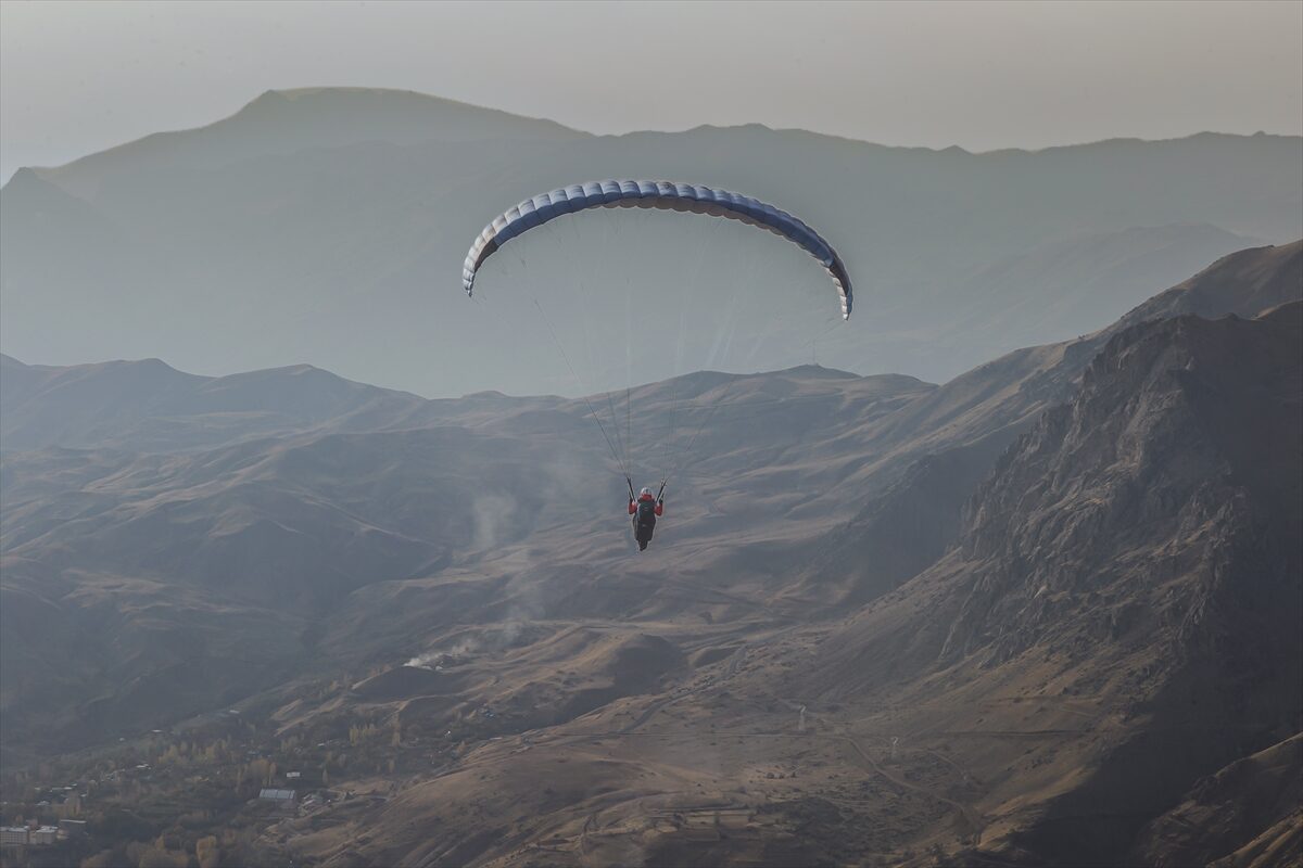 - Kentte yamaç paraşütüne ilgi duyan adrenalin tutkunları, aldıkları eğitimlerin