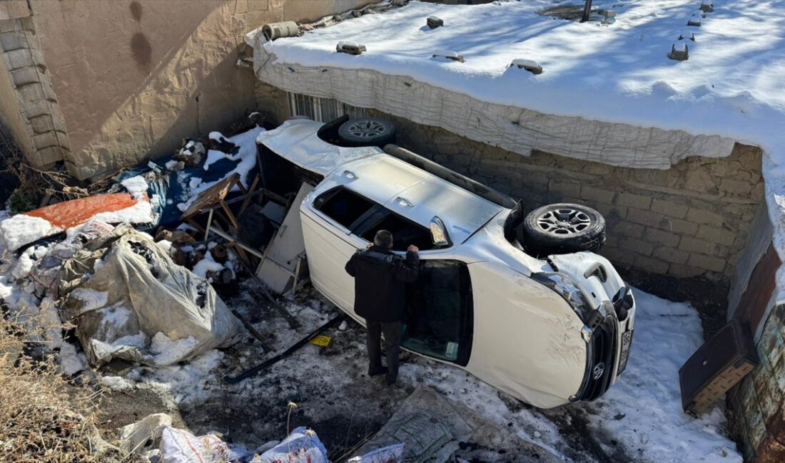 HAKKARİ (AA) – Hakkari'de pikabın şarampole devrilmesi sonucu 4 kişi