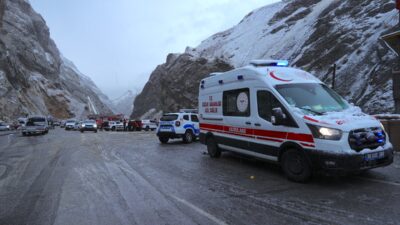 HAKKARİ (AA) – Hakkari'de yaklaşık 150 metrelik uçurumdan Zap Suyu'na