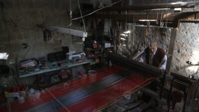 - "Tezgahta çalışmak zor çünkü kulak, göz, ayak ve el