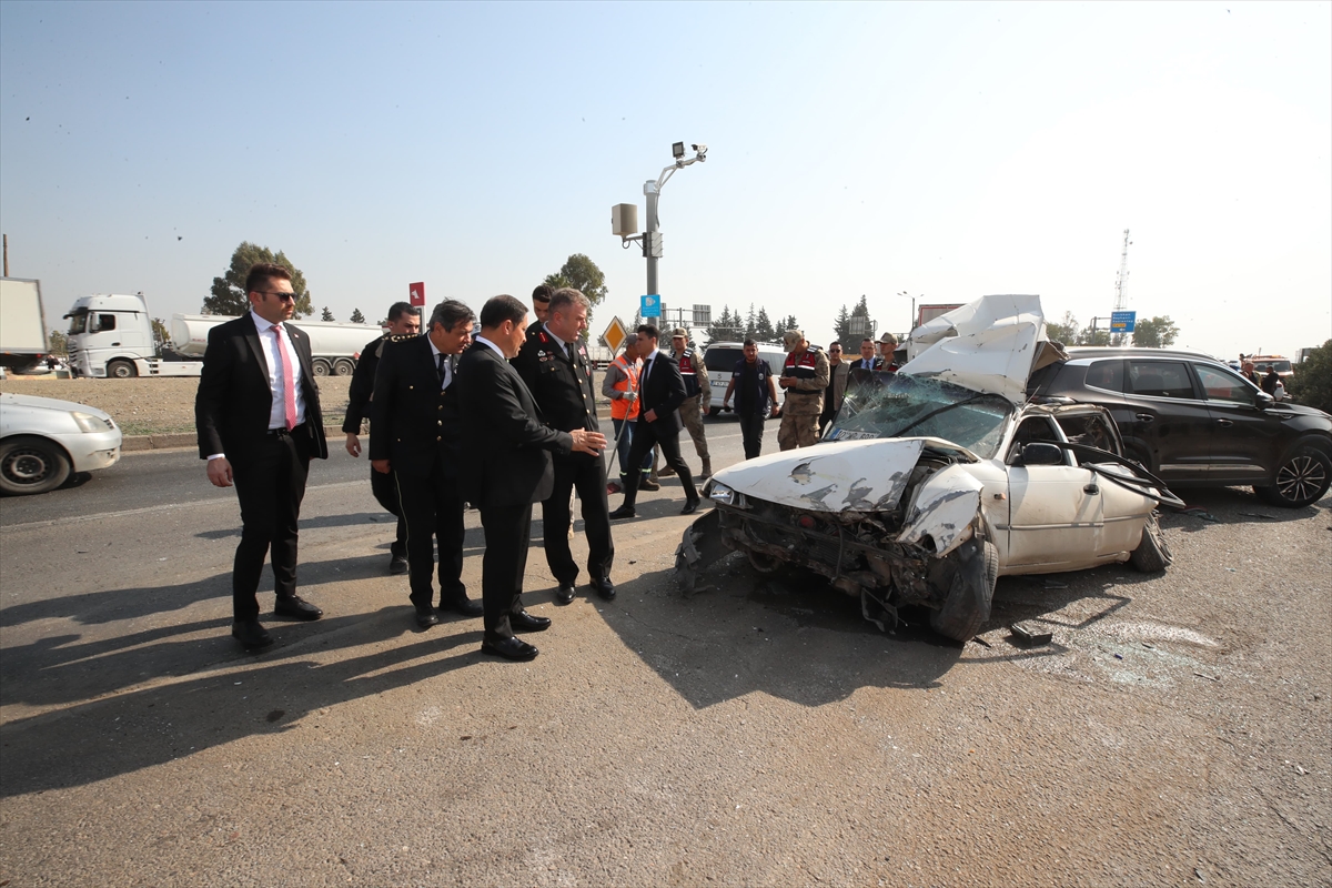 HATAY (AA) – Hatay'da kamyonun kırmızı ışıkta bekleyen 6 araca