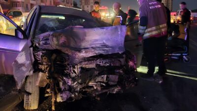 HATAY (AA) – Hatay'ın merkez Antakya ilçesinde otomobil ile minibüsün