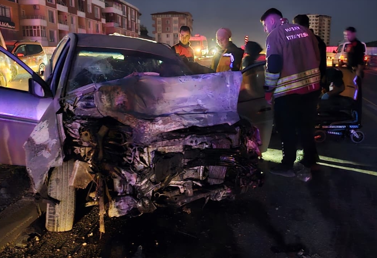 HATAY (AA) – Hatay'ın merkez Antakya ilçesinde otomobil ile minibüsün